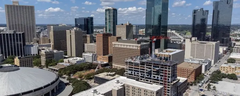 Fort Worth embraces its Western roots while forging ahead with a booming population & thriving business landscape, shaping its evolution.